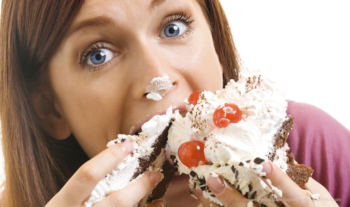 The girl is good at eating cake and how to lose weight