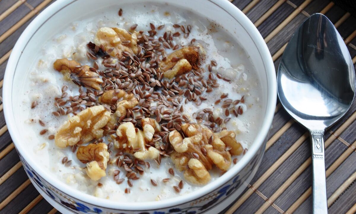 Flaxseed porridge with milk is a healthy breakfast in the diet of people who are losing weight